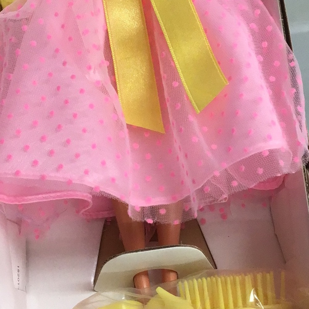 AVON BARBIE DOLL AVON EXCLUSIVE SPECIAL EDITION BARBIE DOLL - Picture 12 of 14